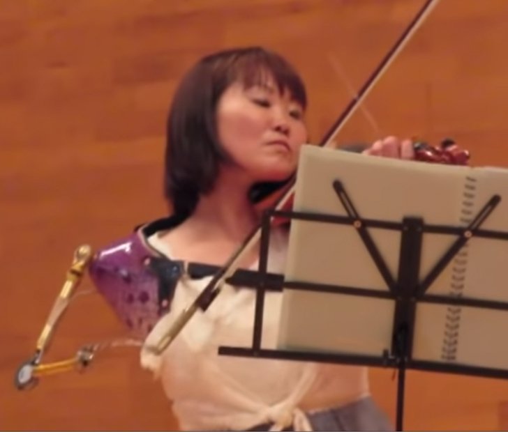 One-armed miracle violinist