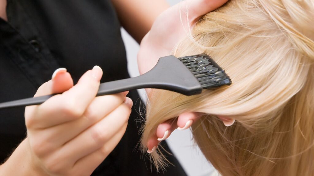 Hairdresser dying blonde hair 