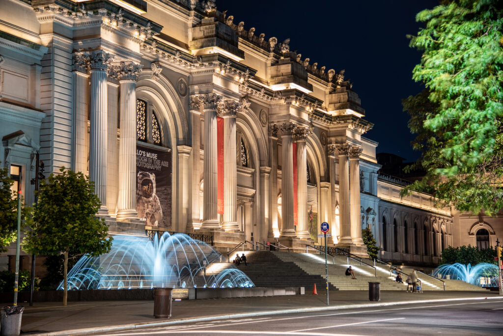 Water in movement in front of the MET