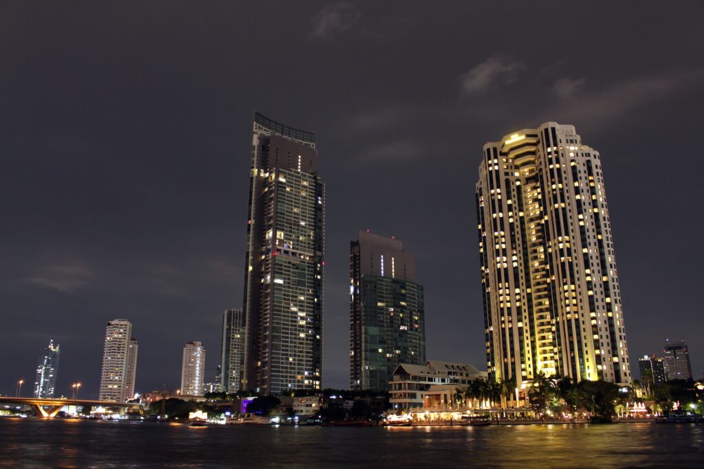 Bangkok Skyline und Mae Nam Chao Phraya vom Mandarin Oriental Hotel aus