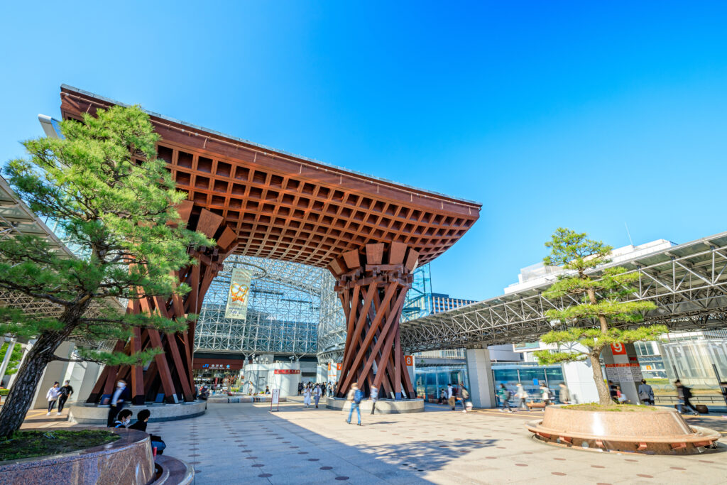 秋の金沢駅　鼓門　石川県金沢市　Kanazawa station in autumn. Tsuzumimon. Ishikawa Prefecture, Kanazawa City.