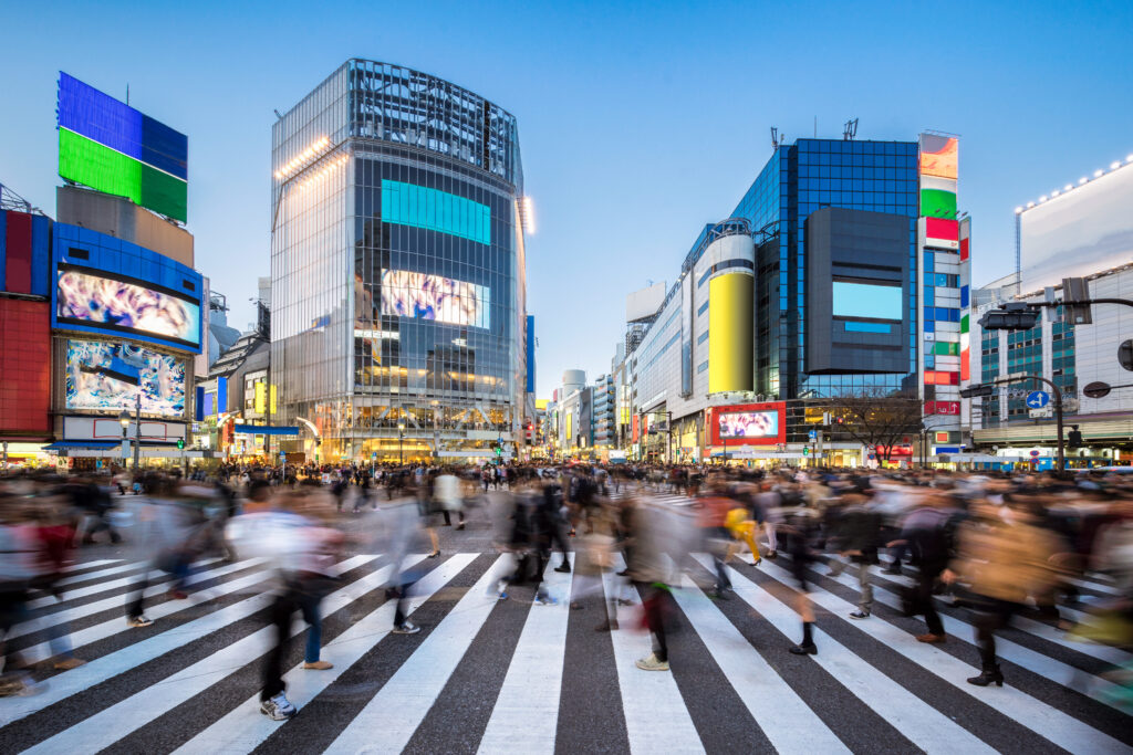 Menschen beim Shibuya Crossing in Tokyo Japan