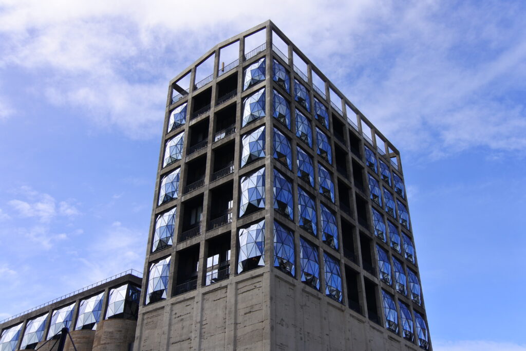 Neue Glasfassade eines alten Getreidesilos an der Waterfront in Kapstadt in Südafrika