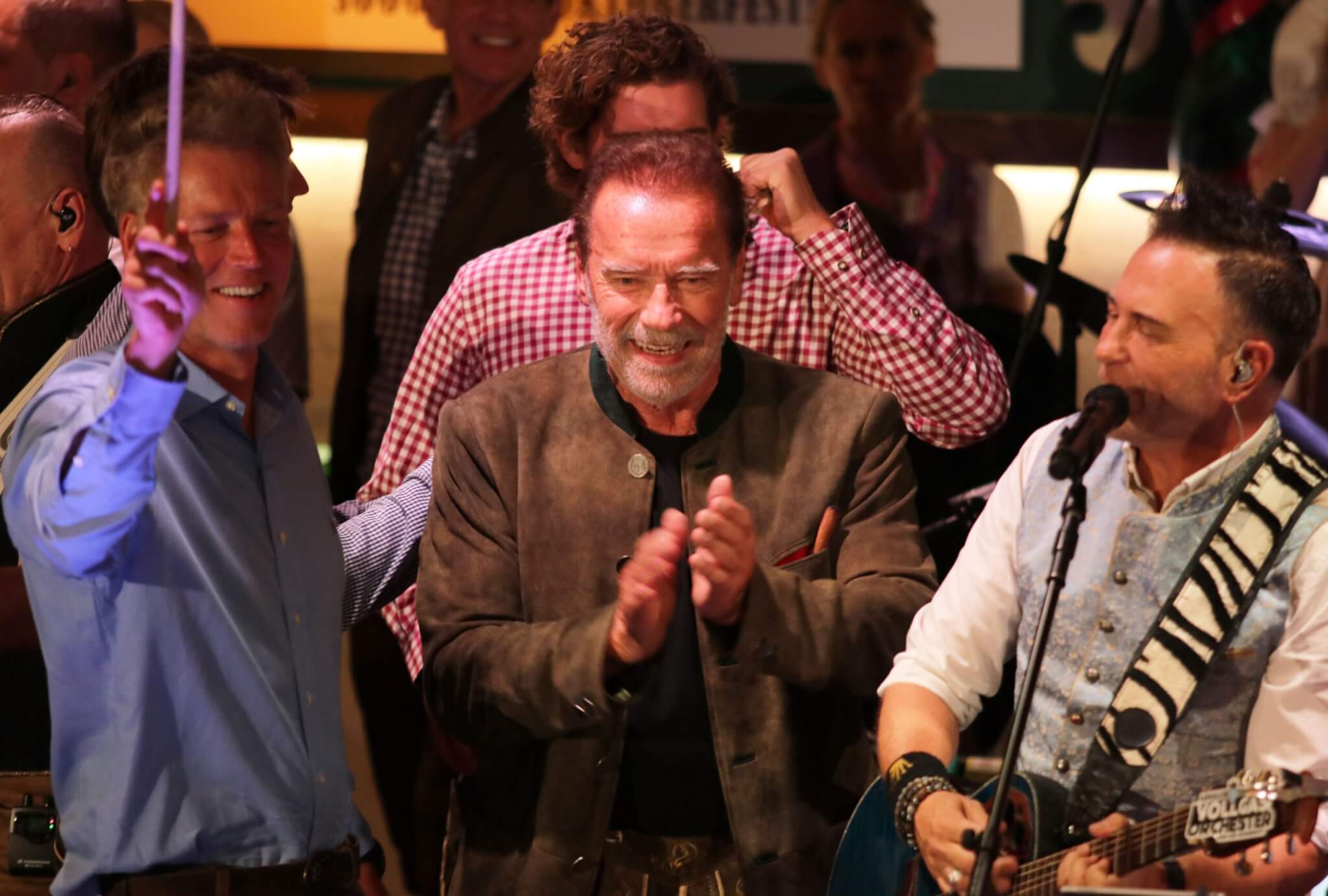 Arnold Schwarzenegger, former Governer of California and actor came from Los Angeles to direct the Oktoberfestband in the Marstall Beerhall, this in company with his 2 sons Chris Schwarzenegger, Patrick Schwarzenegger and partner Heather Milligan