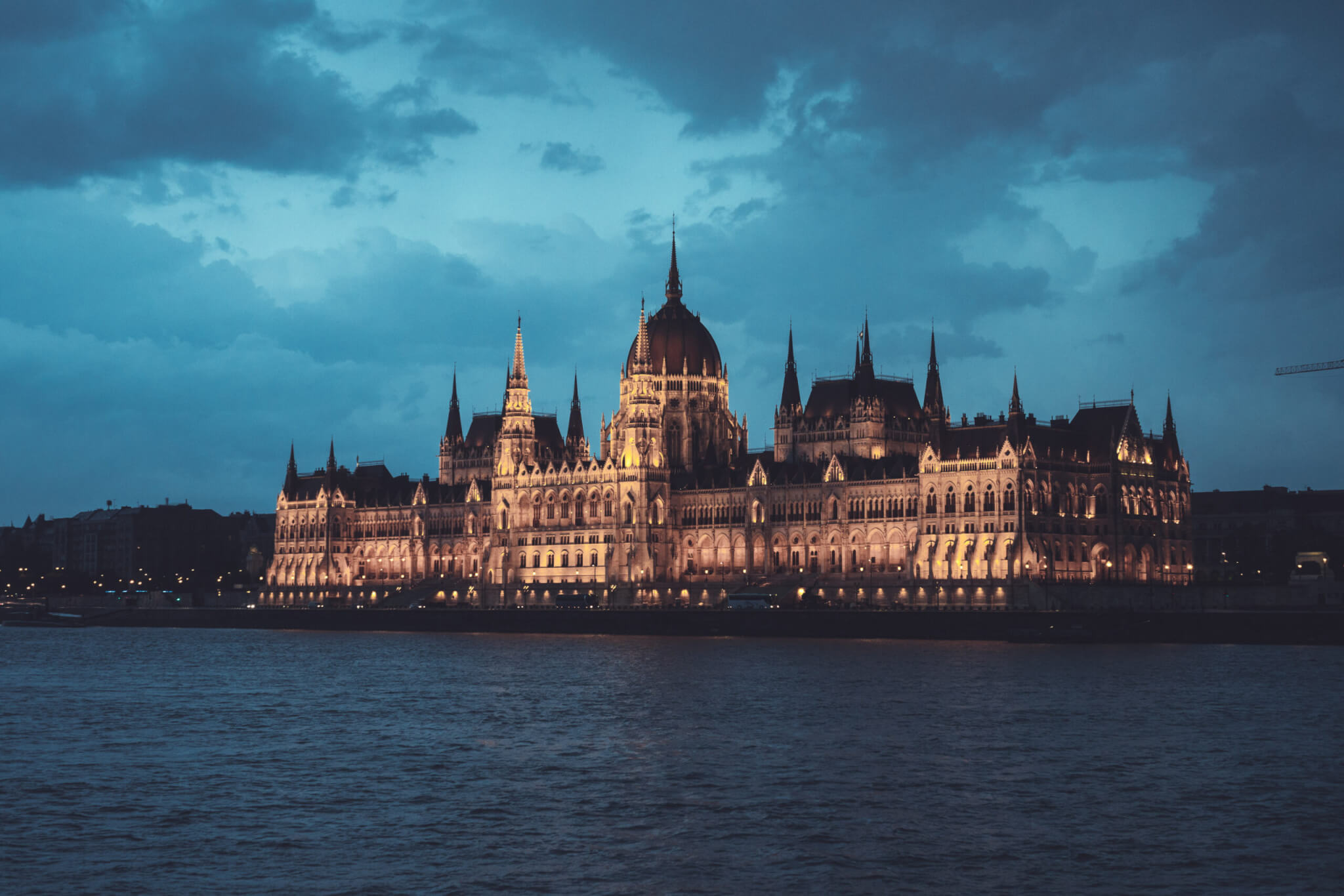 Photo of monument during dawn