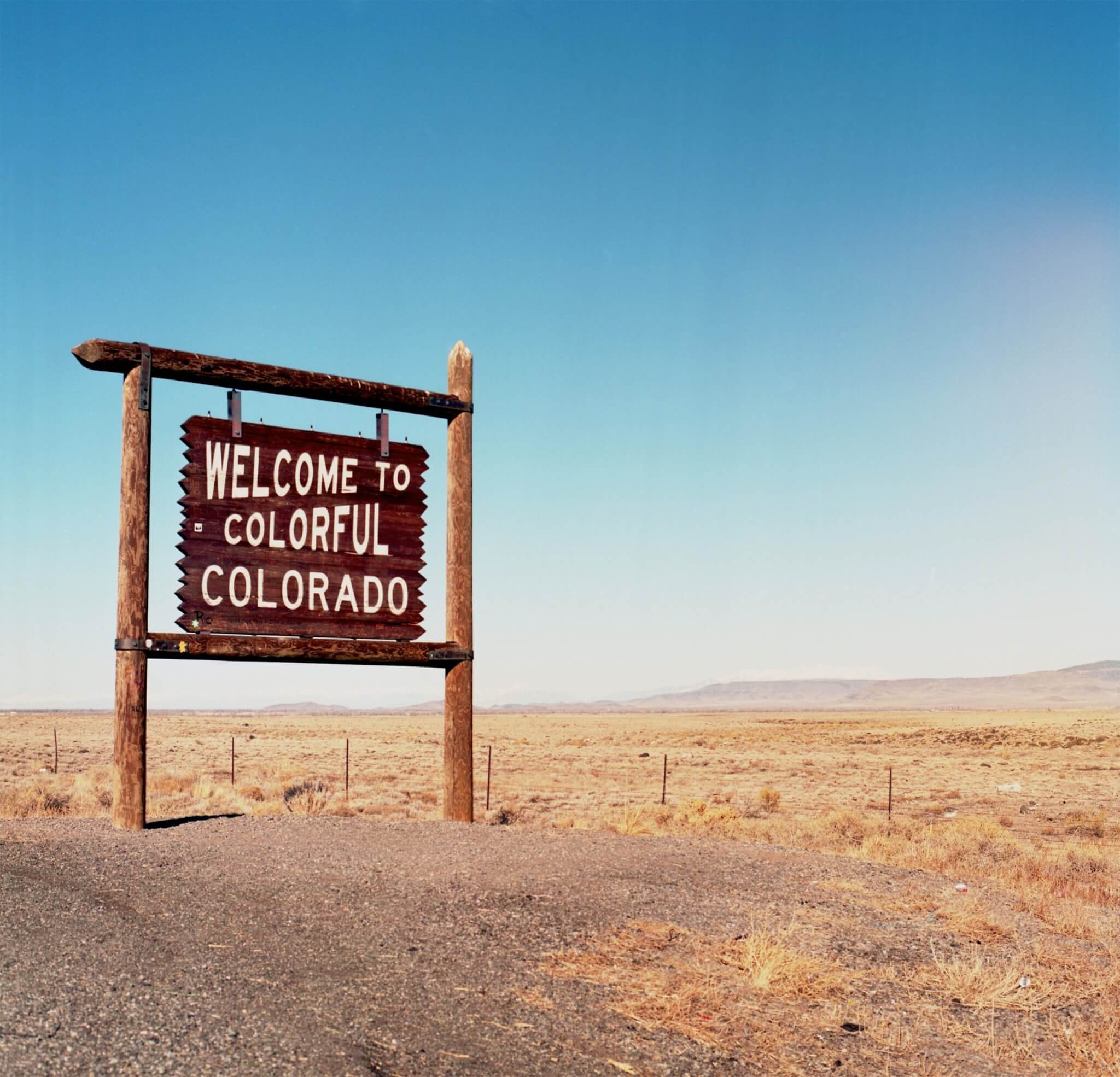 Welcome signage on road during daytime