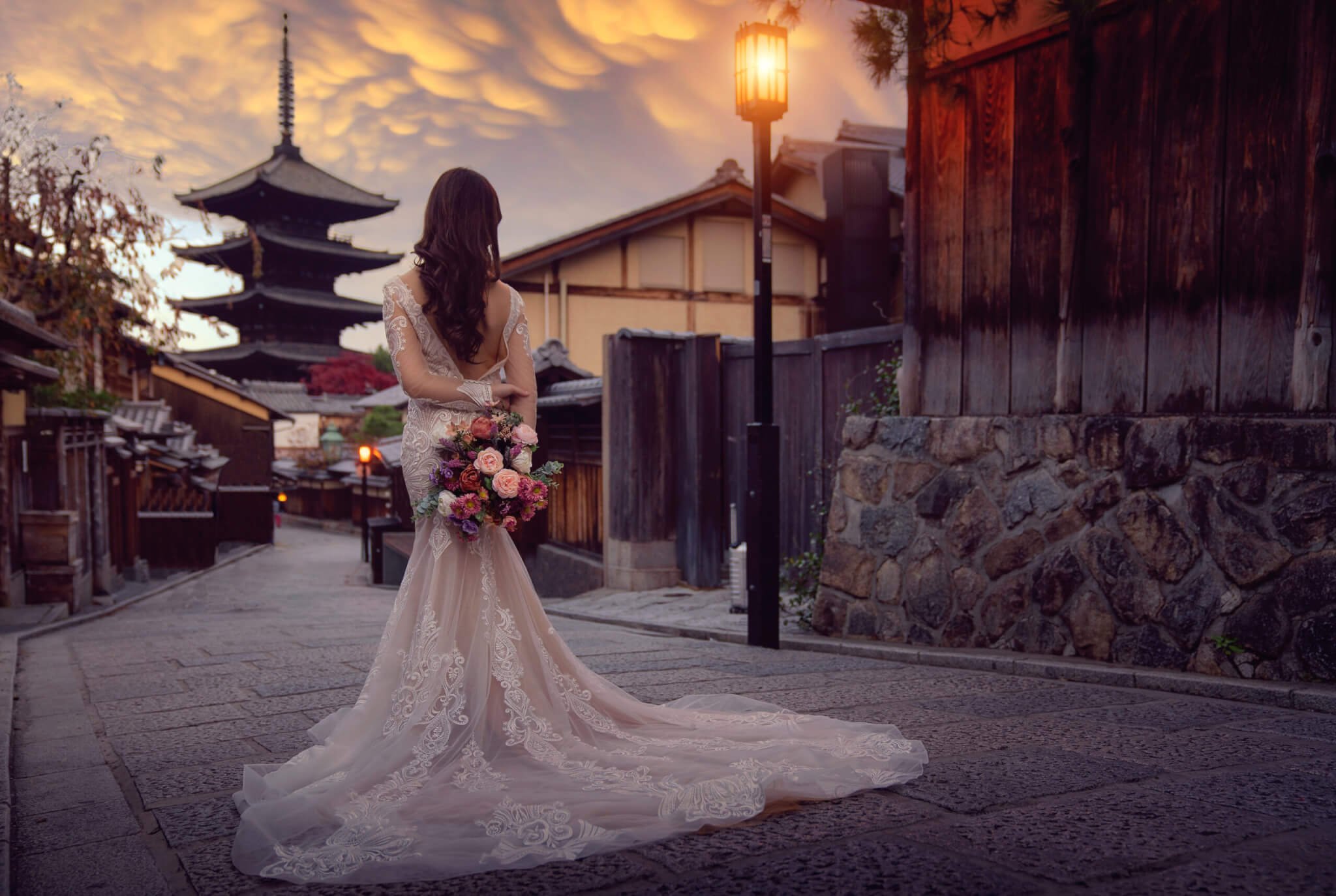 Japanese bride stand on the read to Yasaka pagoda