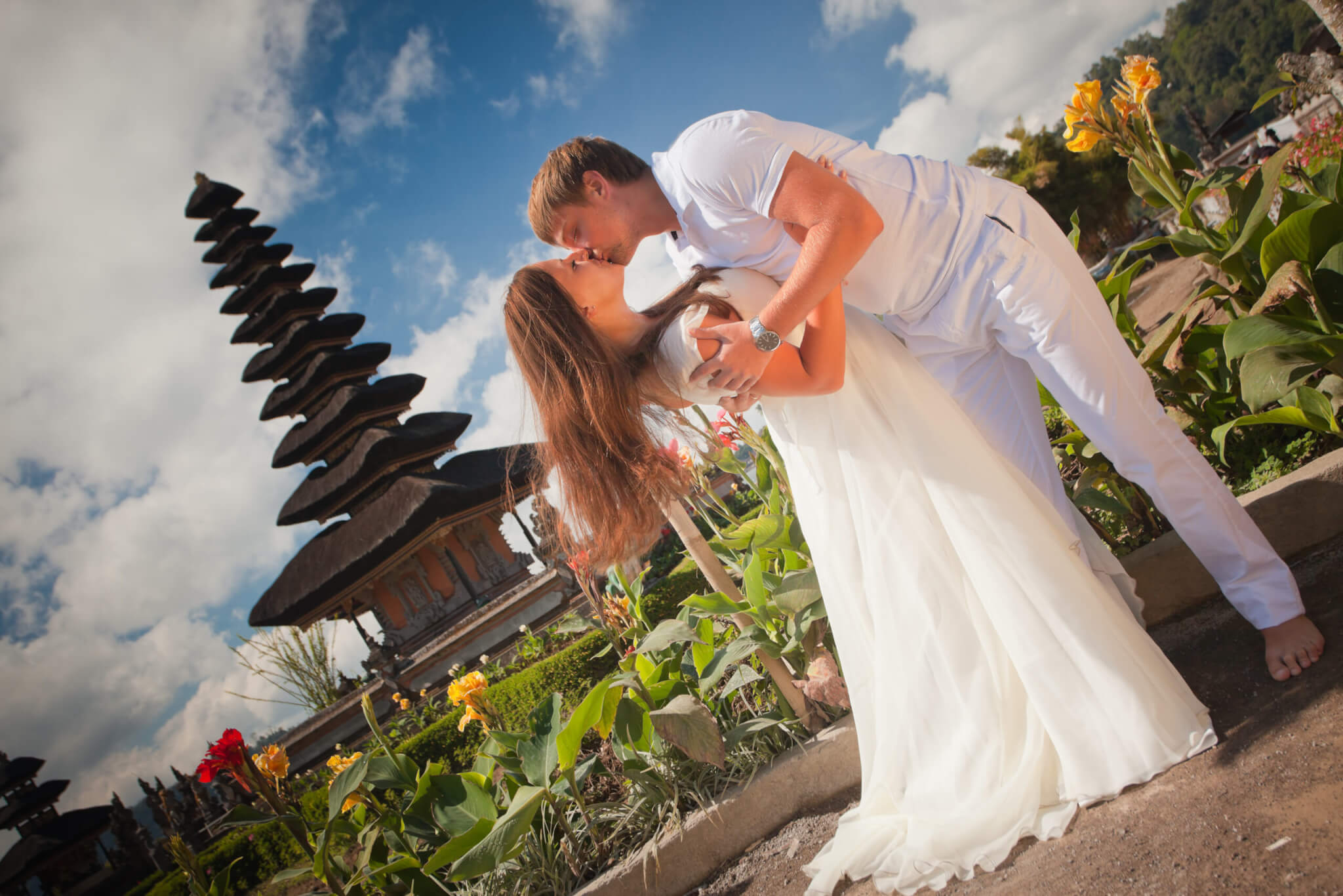 wedding couple near the famous temple