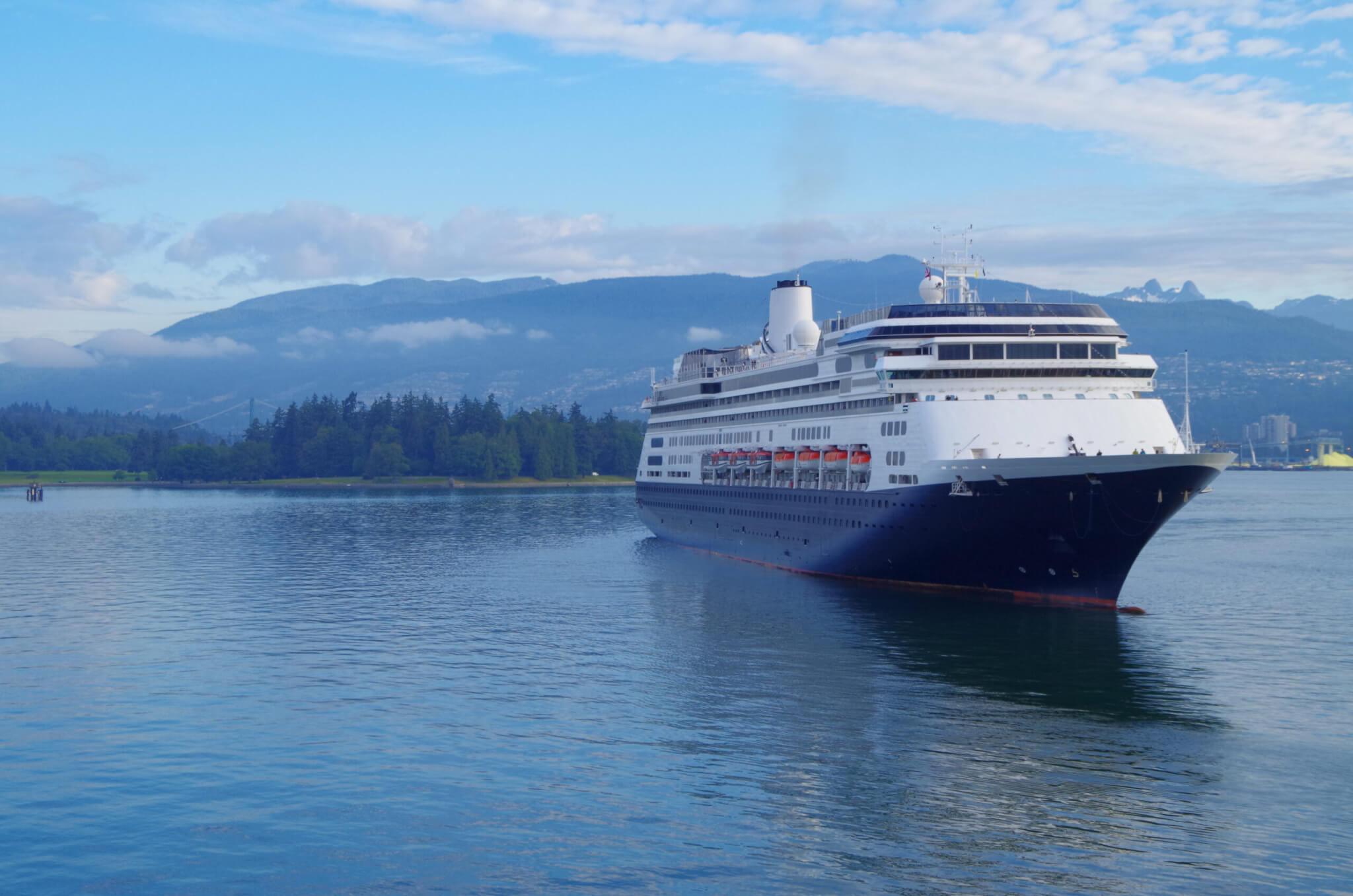 Holland America Line Kreuzfahrtschiff im hafen von Vancouver, Kanada mit Stanley Park und Lions Gate Brücke im Hintergrund an Sommermorgen