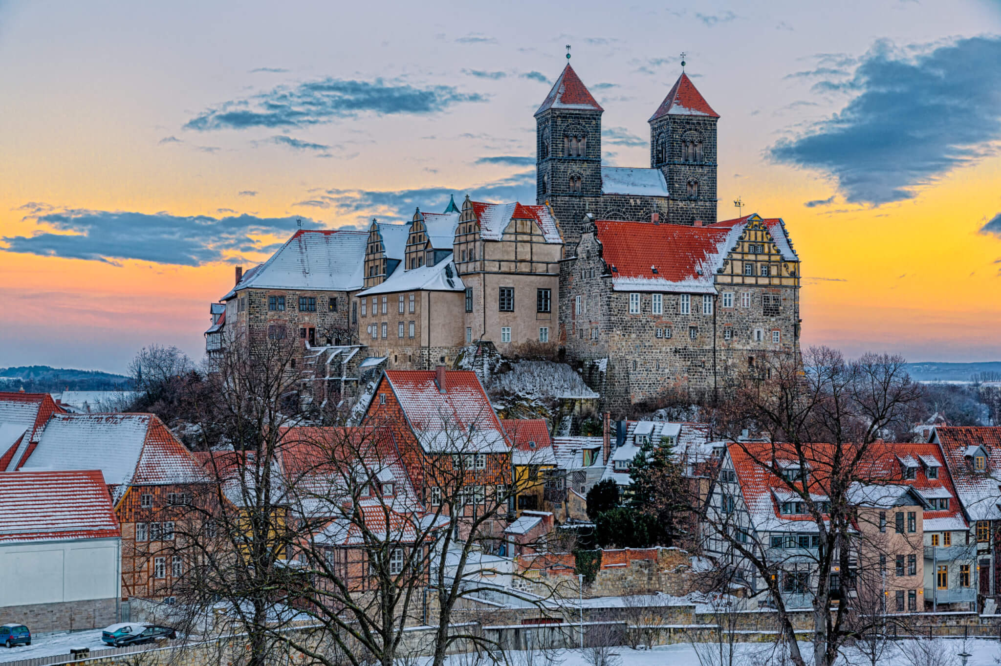 Das Quedlinburger Schloss und Stiftskirche im Winter beim Sonnen