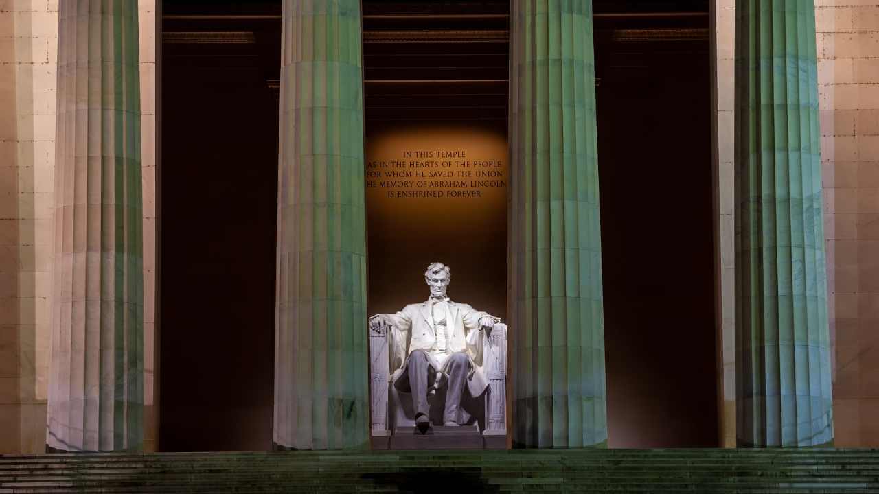 lincoln memorial during the night time