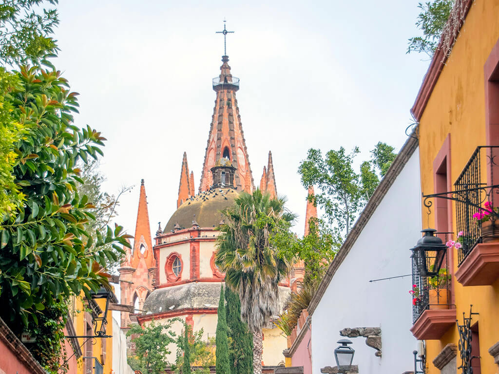 A look through the narrow street of San Miguel de Allende
