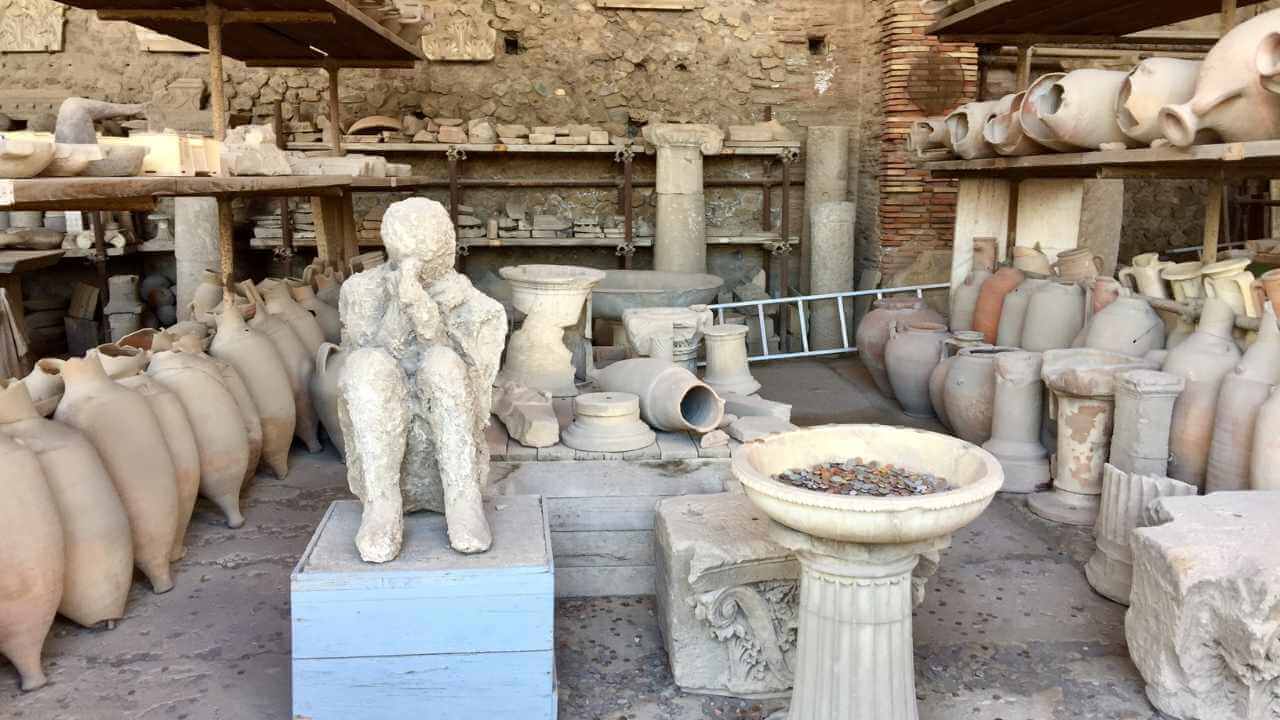 ancient roman statues in pompeii 
