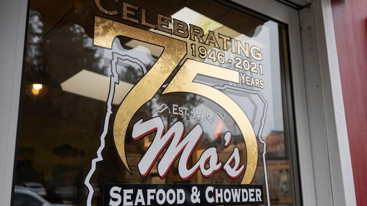 front window of mo's seafood and chowder restaurant 