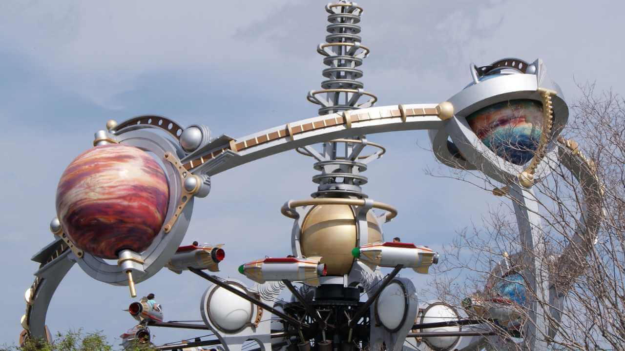 planet shaped ride with rocket ship seats