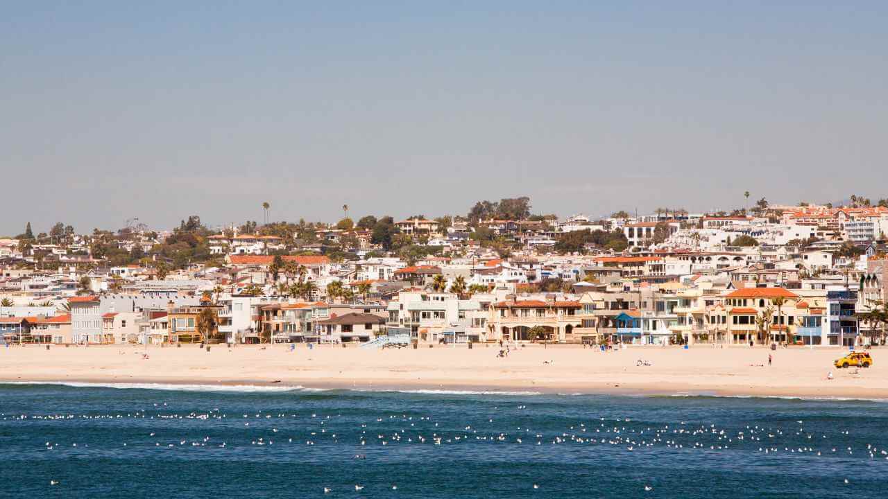 a view of the beach and buildings in venice beach, california