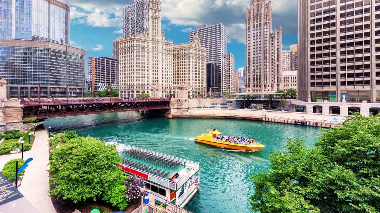 the chicago river in chicago, illinois