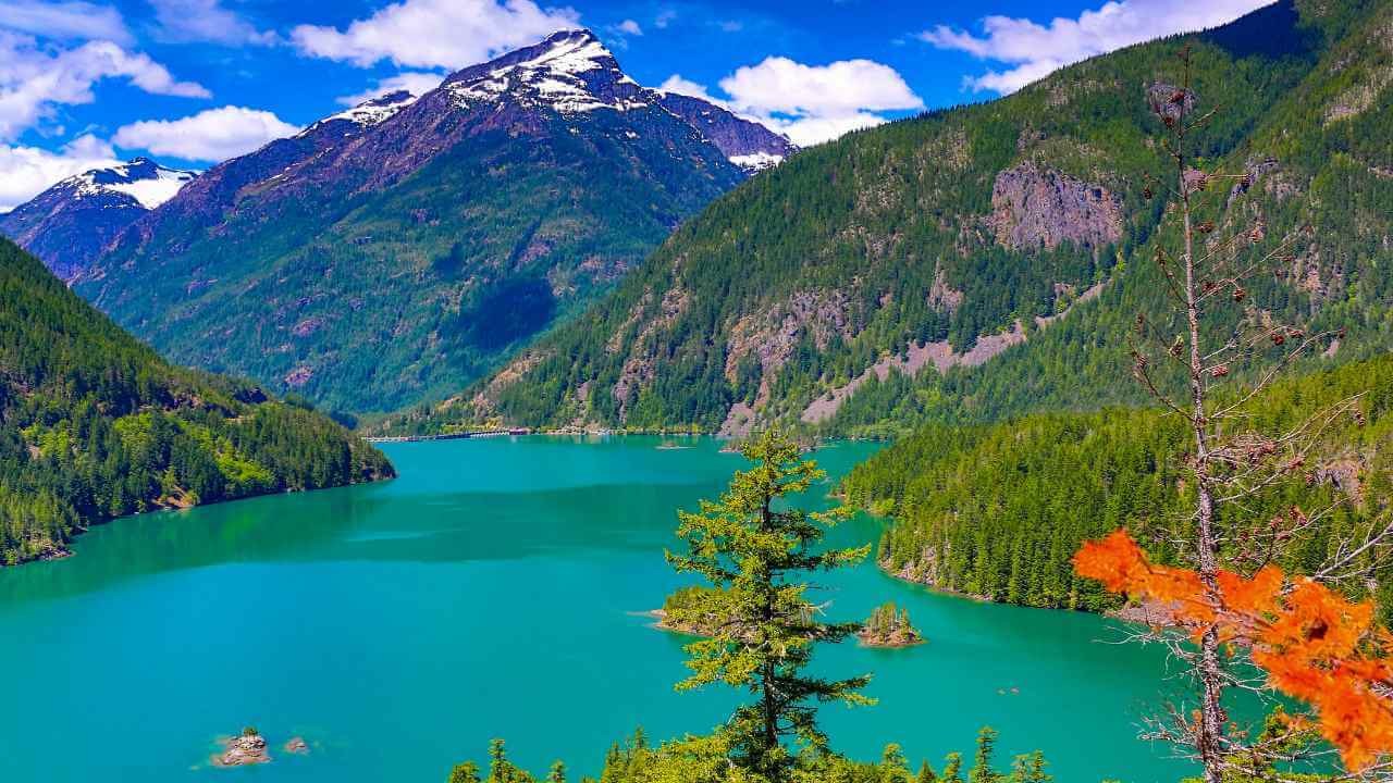 a beautiful lake surrounded by mountains and trees