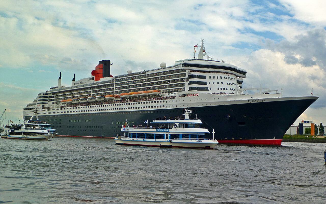 QM2 in Hamburg