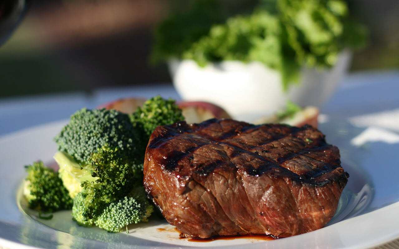 Steak dinner with broccoli 