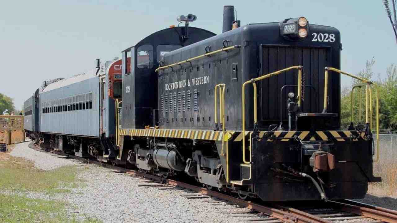 a train engine traveling down the tracks