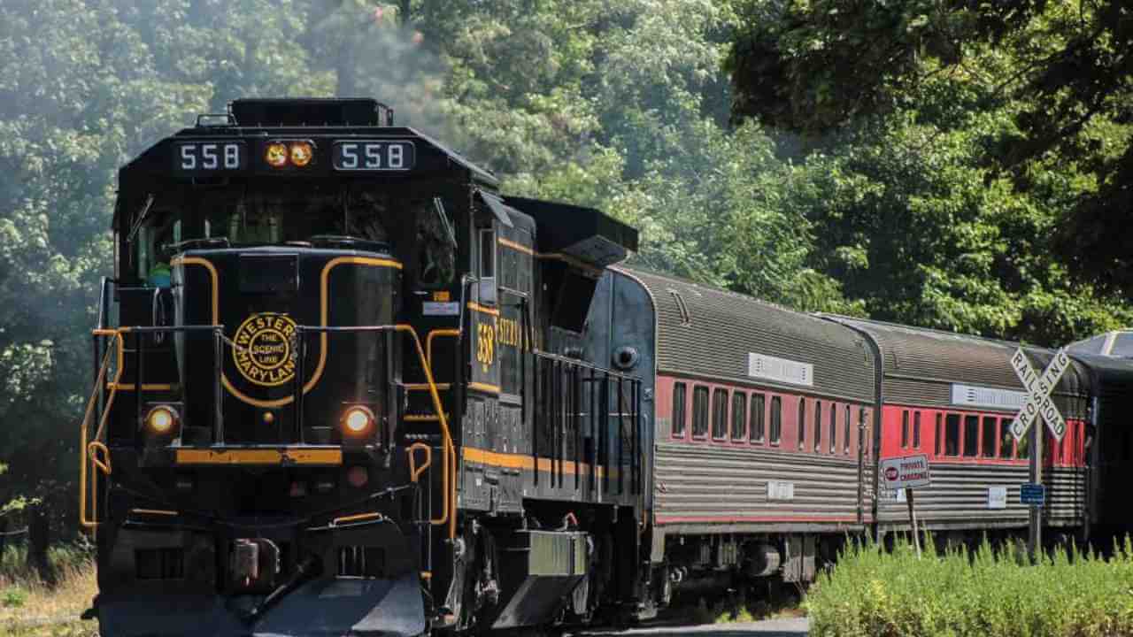 a train traveling down the tracks