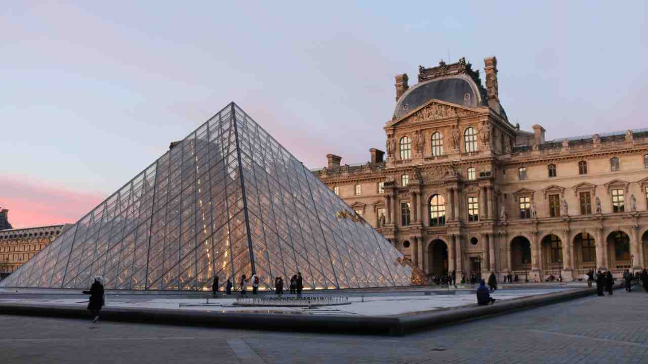 the louvre at sunset - louvre paris stock videos & royalty-free footage