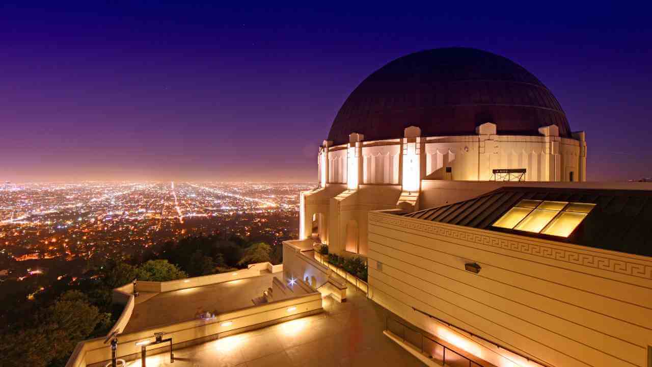 the griffith observatory in los angeles at night