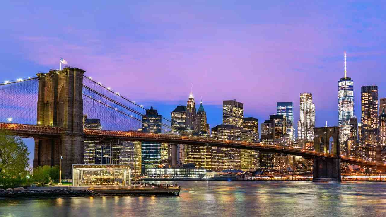 the brooklyn bridge and new york city skyline at dusk