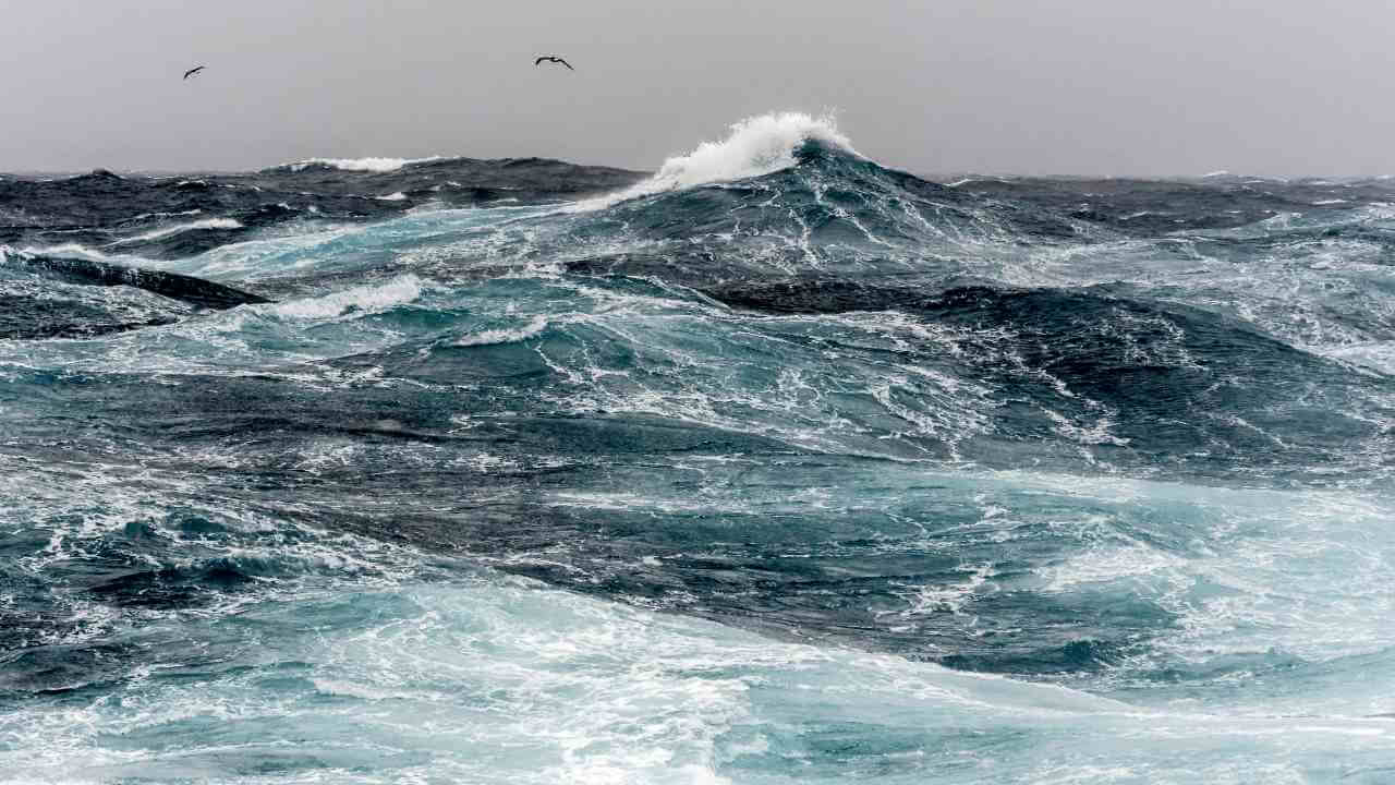 a view of the ocean from the top of a boat