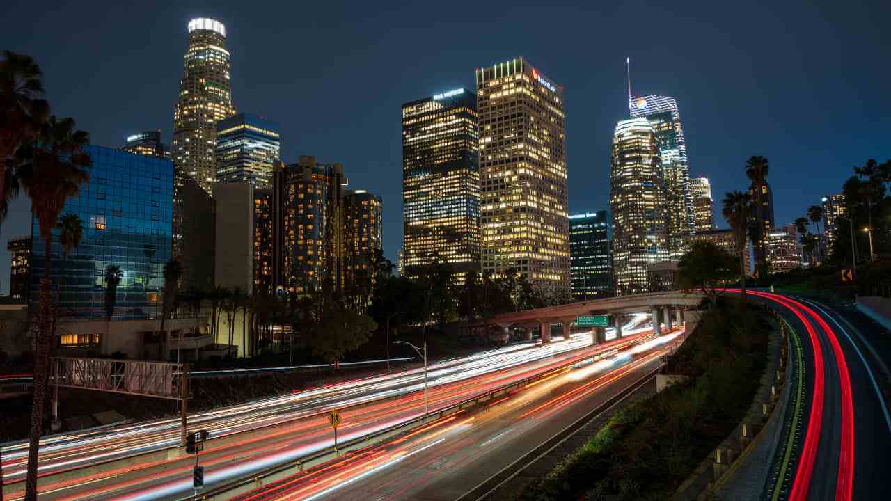 the los angeles skyline at night