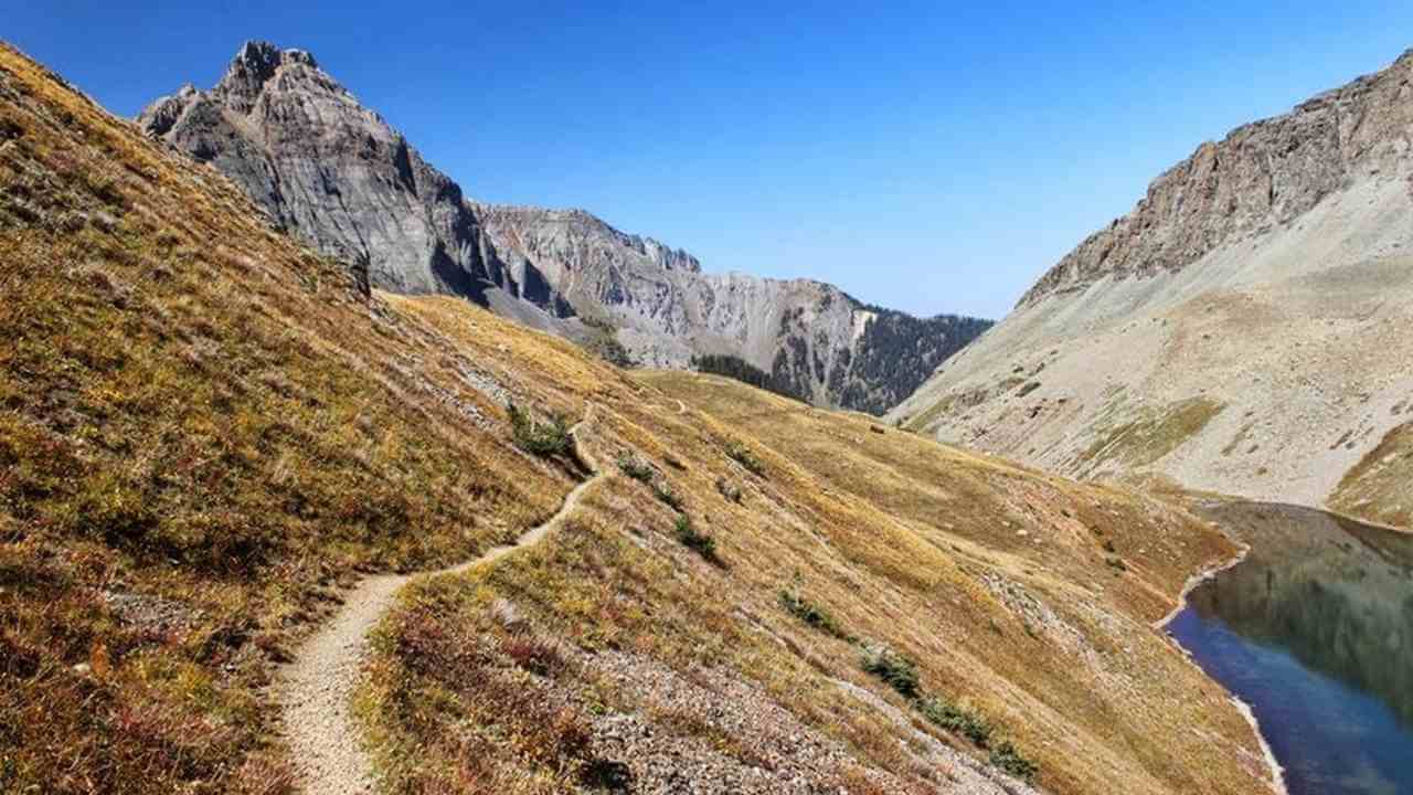 a trail leads up to a lake in the mountains