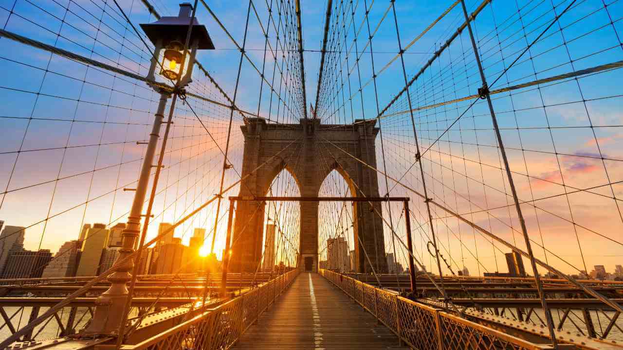 the brooklyn bridge at sunset in new york city