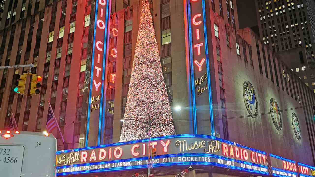 the radio city christmas tree is lit up in new york city