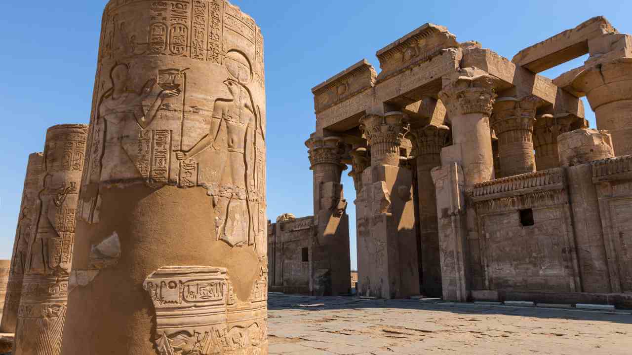 the columns in front of an ancient Egyptian temple