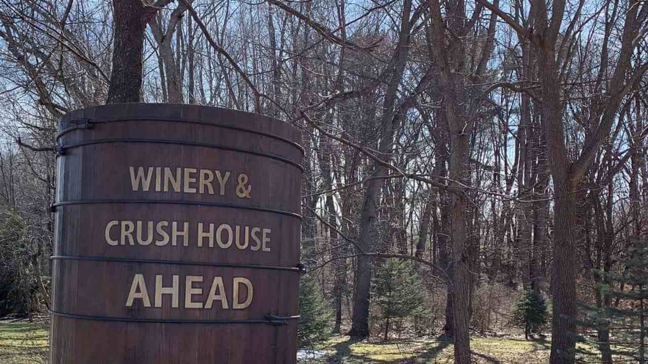 a sign that says wine and crush house ahead