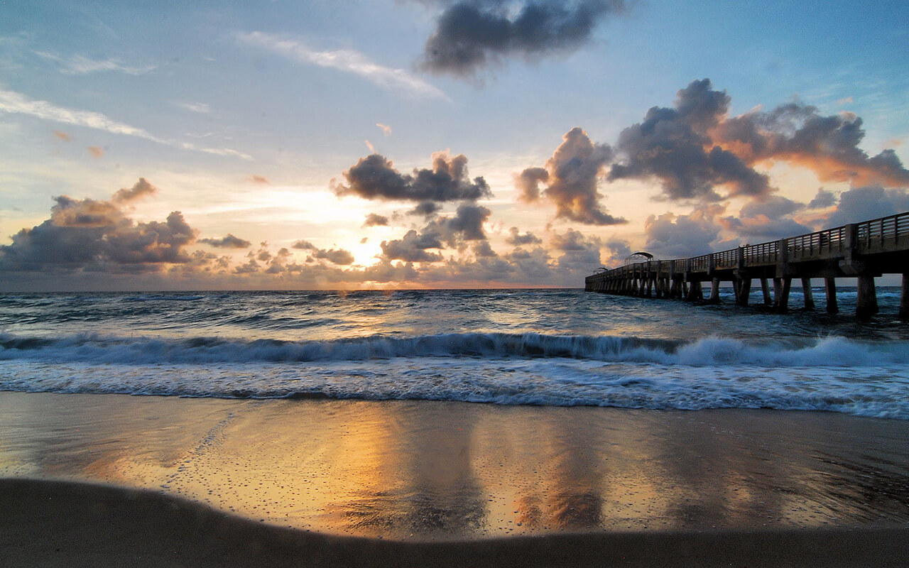 Lake Worth Sunrise / Sunrise at the Lake Worth Pier in Florida