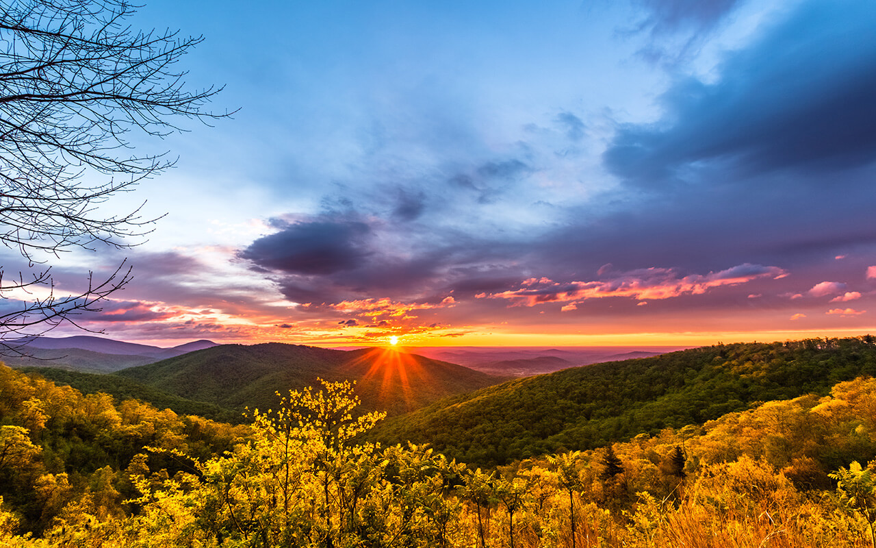 Sunrise from Tunnel Parking Overlook. Shenandoah National Park.