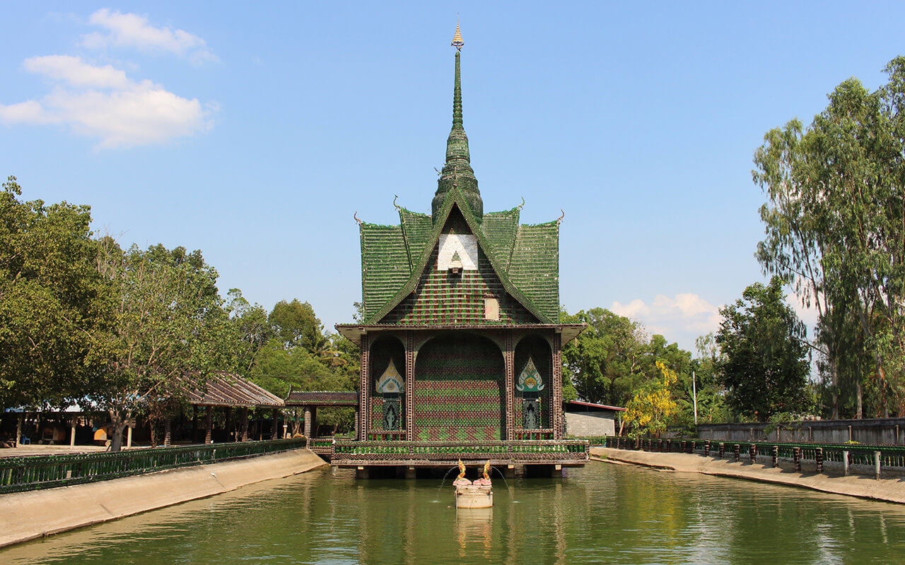 Wat Larn Kuad (Glass Bottle Temple), Sisaket, Thailand