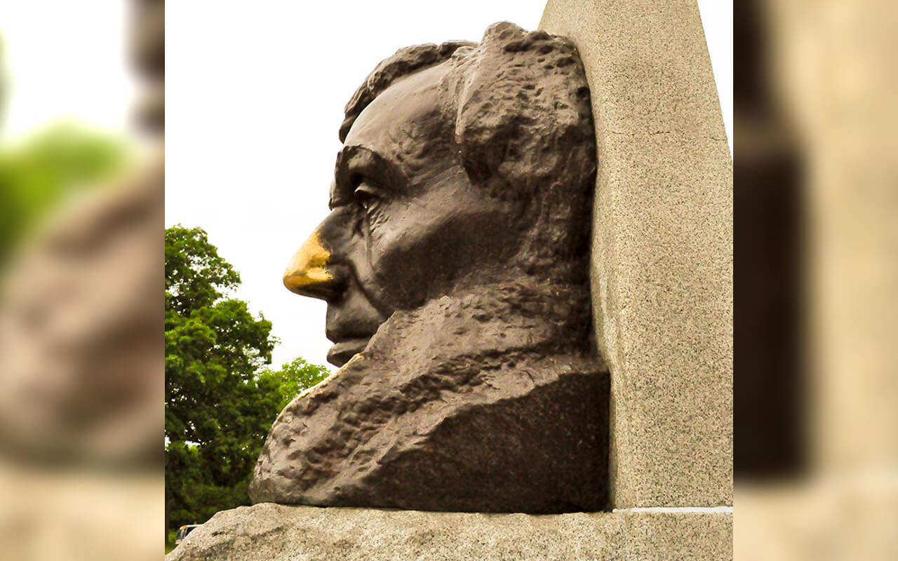 Abraham Lincoln Gravesite Statue