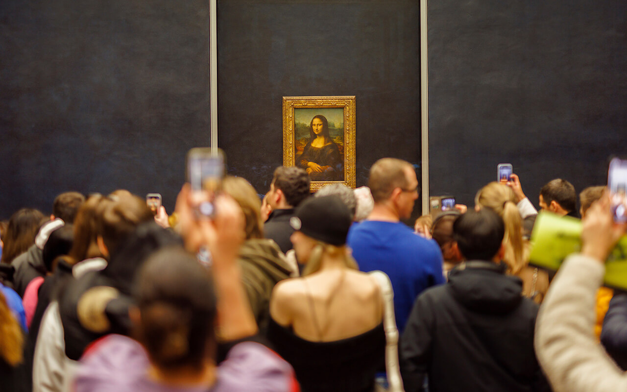 Crowd in front of the Mona Lisa