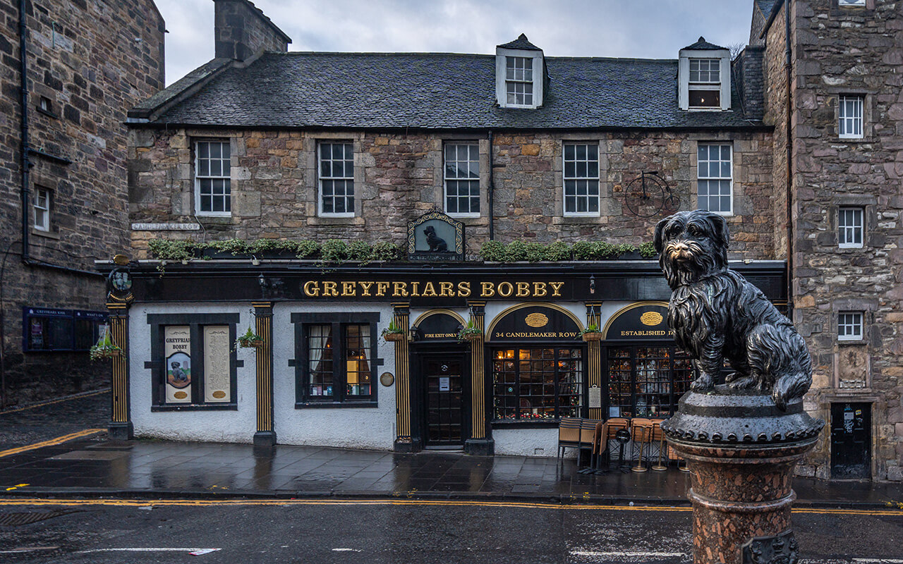 Greyfriars Booby statue, a famous tourist attraction of Edinburgh. Edinburgh, Scotland, Jan. 2023