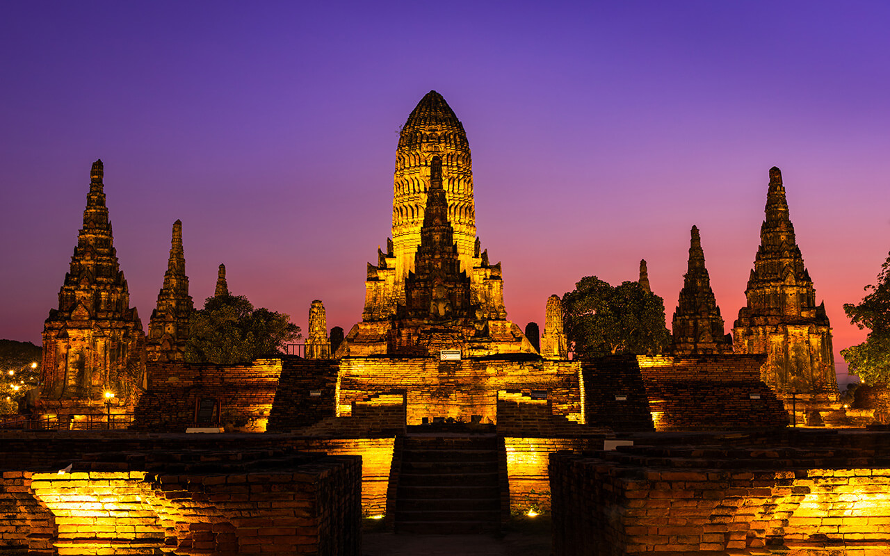 Wat Chaiwatthanaram at night.