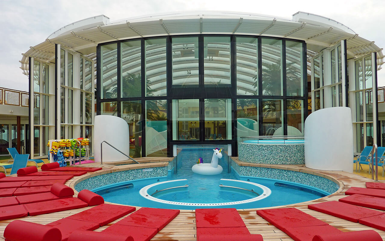 View to the pool area and beach club of AIDA perla from relaxing zone