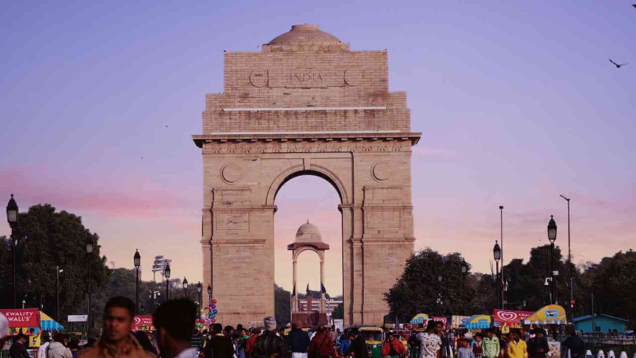 india gate in new delhi, india - india gate stock videos & royalty-free footage