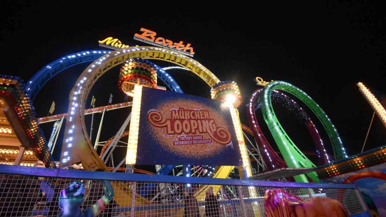 a carnival ride is lit up at night