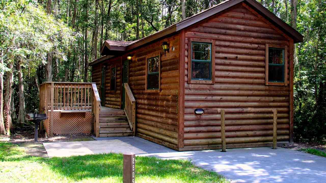 a small cabin in the woods surrounded by trees