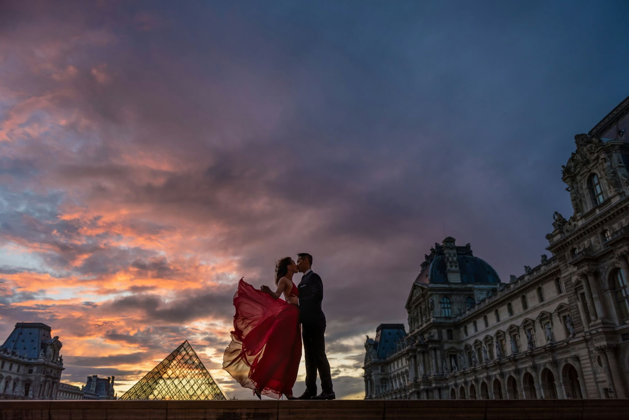 couple kissing in paris