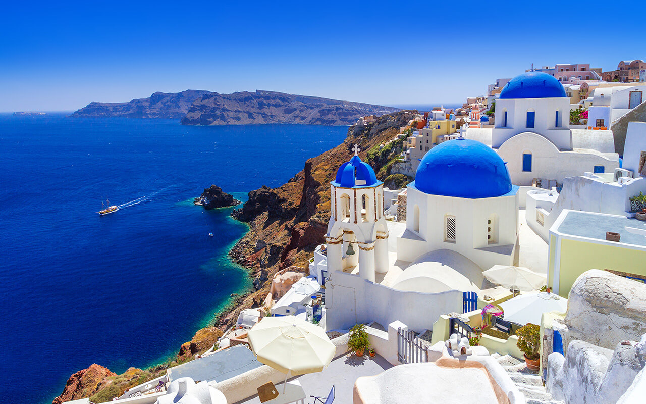 Beautiful Oia town on Santorini island, Greece