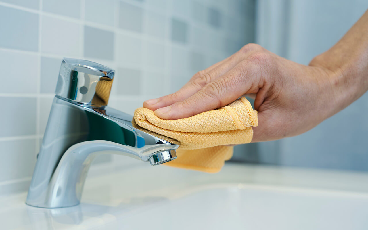 Cleaning bathroom faucet